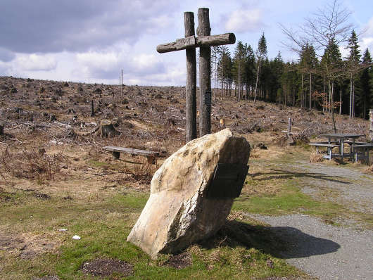 Gedenkstein und Kreuz am Richtplatz.